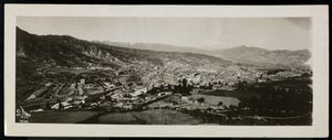 Panoramisch uitzicht van boven op een stad, vermoedelijk aan of nabij het Panamakanaal met besneeuwde bergen op de achtergrond, 1913